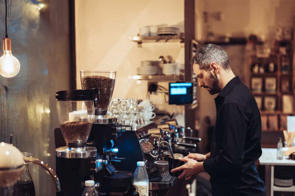 Barista förbereder kaffe på a43