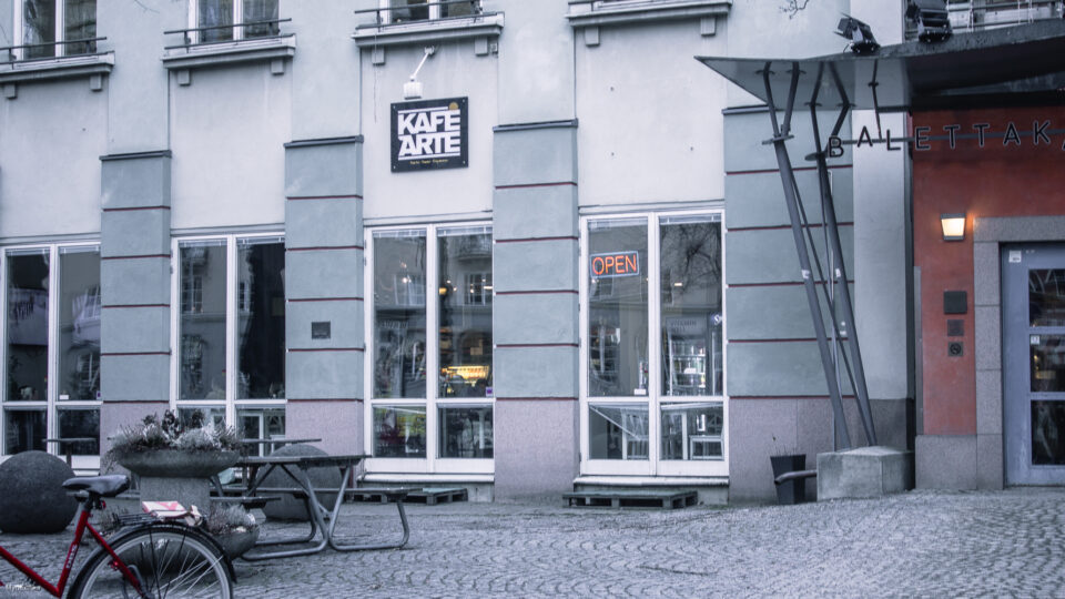 Kafe arte entre från utsidan i Stockholm