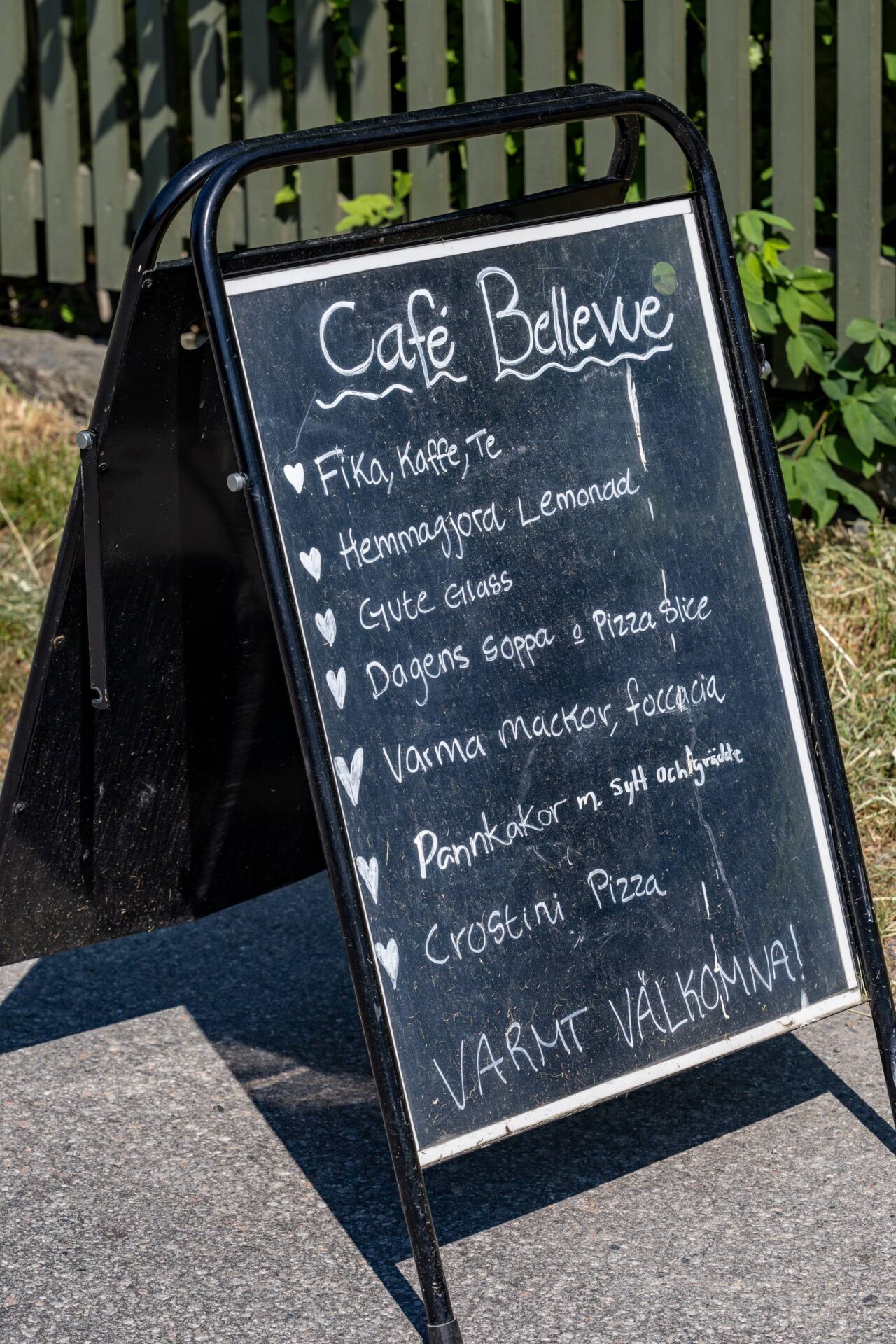 Cafe Bellevue menu uppskriven på gatupratare i Stockholm