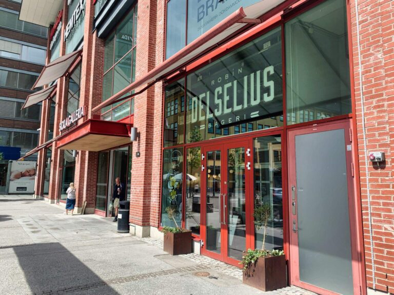 Utsida entre till Robin delsenius i Sickla köpcentrum